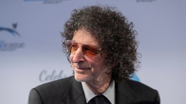 Howard Stern pergunta 'O que é acordado?' Enquanto falava sobre rumores de disparo