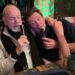 Hugh Jackman e Neil Diamond cantam famosa canção de amor em um doce vídeo de karaokê