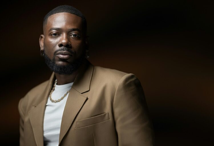Ícone Afropop Adekunle Gold abraça raízes nigerianas com novo álbum