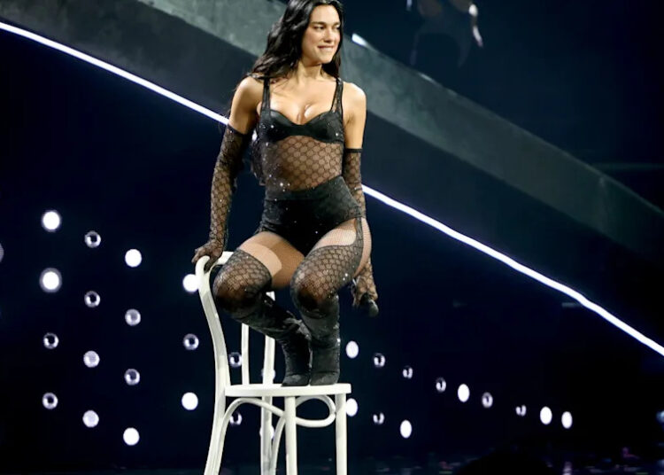 Ícone da música rock dos anos 90, 53, junta-se a Dua Lipa para uma apresentação inesperada