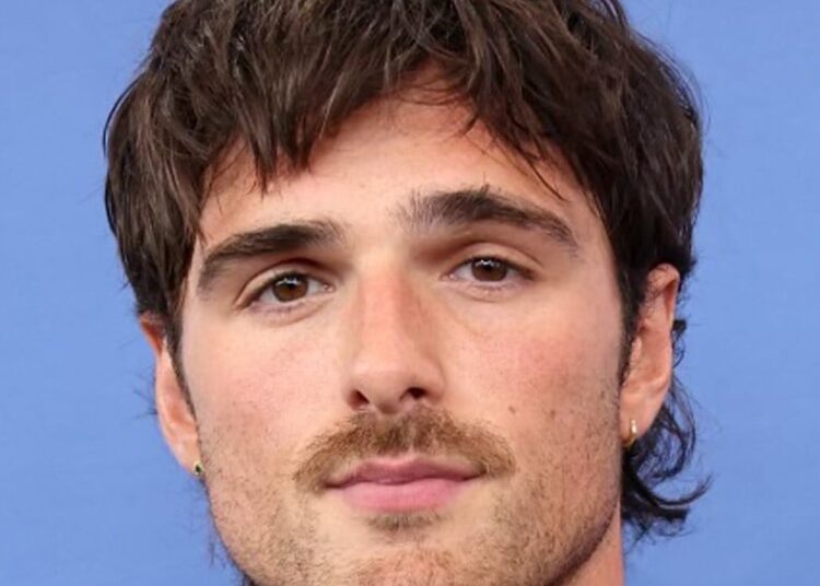 Jacob Elordi tenta assumir Bon Iver em um novo videoclipe