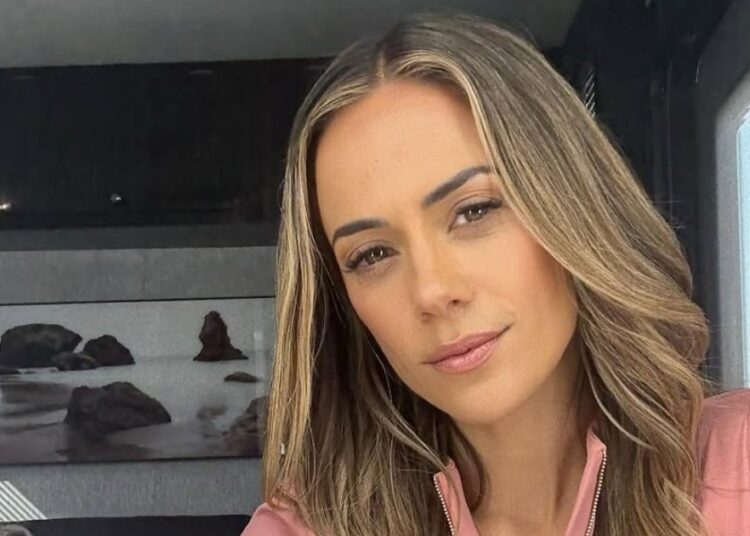 Jana Kramer conversa com a filha de seu suposto agressor