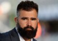 Jason Kelce revida nos comentários do programa de intervalo do Super Bowl 'Fake' Bad Bunny