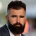 Jason Kelce revida nos comentários do programa de intervalo do Super Bowl 'Fake' Bad Bunny