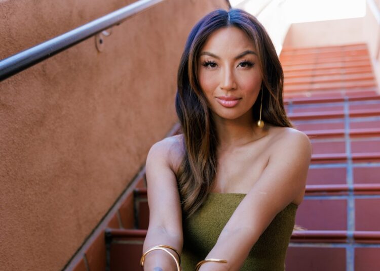 Jeannie Mai Sinais com entretenimento Strand