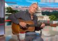 Jeff Daniels compartilha música ‘Crazy World’ inspirada em protestos anti-Trump