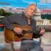 Jeff Daniels compartilha música ‘Crazy World’ inspirada em protestos anti-Trump