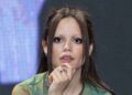 Jenna Ortega é flagrada caminhando em mini-shorts