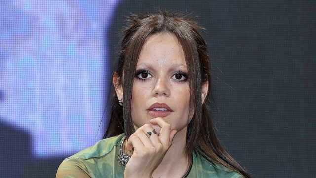 Jenna Ortega é flagrada caminhando em mini-shorts
