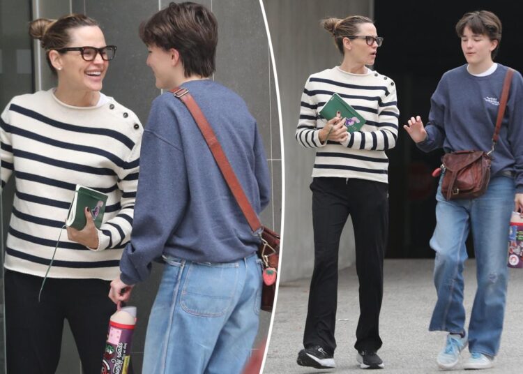 Jennifer Garner e Seraphina, 16, mantêm o estilo casual para passeios de fim de semana