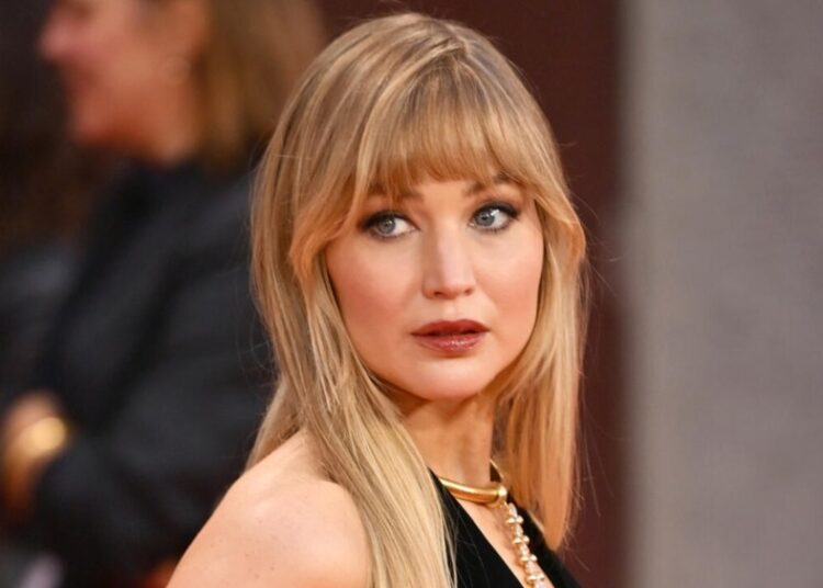 Jennifer Lawrence estreia Bangs & Moody Makeup no Festival de Cinema de Londres
