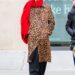Jennifer Lawrence usa lenço vermelho, casaco de leopardo e chapéu de NY