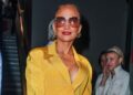 Jennifer Lopez aparece com uma roupa marcante amarelo-mostarda com decote profundo – Star Magazine