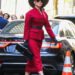 Jennifer Lopez canaliza o glamour da velha Hollywood em um impressionante terno carmesim e chapéu de aba larga