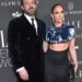 Jennifer Lopez e Ben Affleck têm um encontro estranho na estreia de 'O Beijo da Mulher Aranha' - Globe Magazine