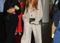 Jennifer Lopez estiliza calças largas com plataformas altíssimas