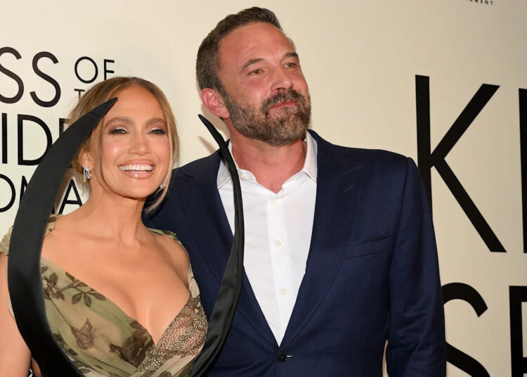 Jennifer Lopez foi 'nascido para brincar' 'Kiss of the Spider Woman', Ben Affleck diz como ex -unidade no tapete vermelho