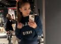 Jennifer Lopez mostra visual chique de treino azul marinho
