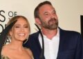 Jennifer Lopez reage durante a entrevista à inesperada solicitação de foto de Ben Affleck