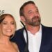 Jennifer Lopez reage durante a entrevista à inesperada solicitação de foto de Ben Affleck