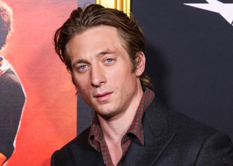 Jeremy Allen White finalmente obtém seu diploma de ensino médio aos 34 anos, teve 'dificuldade em prestar atenção' - Globe Magazine