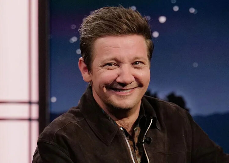 Jeremy Renner admite que acidente com limpa-neve trouxe “tantas bênçãos”, apesar dos ferimentos brutais
