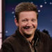 Jeremy Renner admite que acidente com limpa-neve trouxe “tantas bênçãos”, apesar dos ferimentos brutais