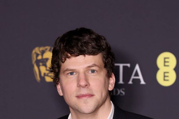 Jesse Eisenberg, 42, doará rim a estranho em decisão 'acéfala'