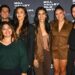 Jessica Alba e Danny Ramirez posam em conjunto no tapete vermelho com amigos