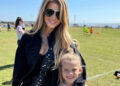 Jessica Simpson abraça o estilo de vida da mãe de futebol enquanto sorri com a filha de 6 anos, Birdie