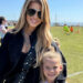 Jessica Simpson abraça o estilo de vida da mãe de futebol enquanto sorri com a filha de 6 anos, Birdie