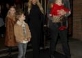 Jessica Simpson brilha como uma orgulhosa mãe do futebol enquanto equilibra música e solteirice