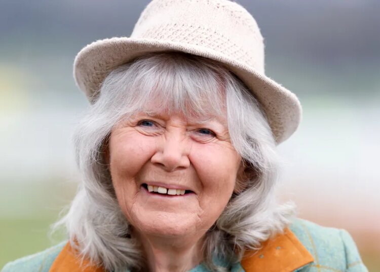 Jilly Cooper, autor de romances de risqué mais vendidos, incluindo 'rivais', mortos aos 88
