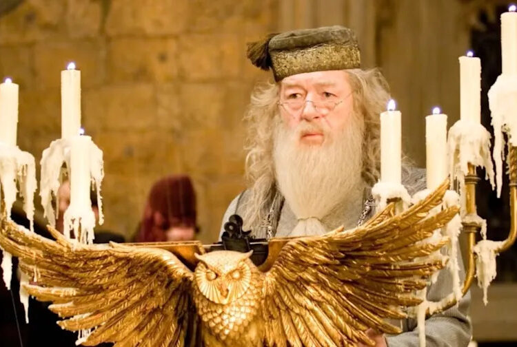 John Lithgow estreia como Dumbledore na reinicialização de Harry Potter