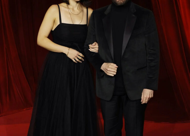 John Travolta e sua filha Ella estrelarão juntos o próximo filme de sobrevivência 'Black Tides'