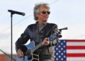 Jon Bon Jovi faz 'grande diferença' ao marchar no protesto No Kings em Nova Jersey