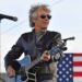 Jon Bon Jovi faz 'grande diferença' ao marchar no protesto No Kings em Nova Jersey