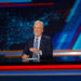 Jon Stewart chama Donald Trump de 'Imitação de Caranguejo dos Reis' no 'The Daily Show'