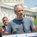Jon Stewart chama a Fox News por comentários sobre 'velhos brancos' participando dos protestos No Kings