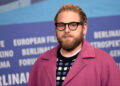Jonah Hill exibe corpo aparado após despertar preocupação com enorme perda de peso