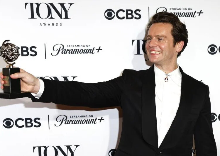 Jonathan Groff luta com a fama no trailer de 'Merrily, We Roll Along'
