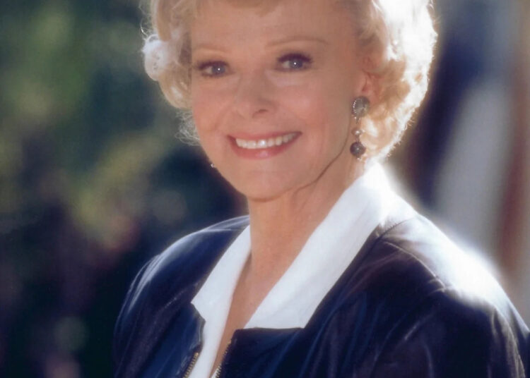 June Lockhart morre aos 100 anos, celebridades prestam homenagem à lenda da TV