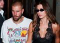 Justin Bieber abraçando Hailey Bieber lembra os fãs do casal do Coldplay