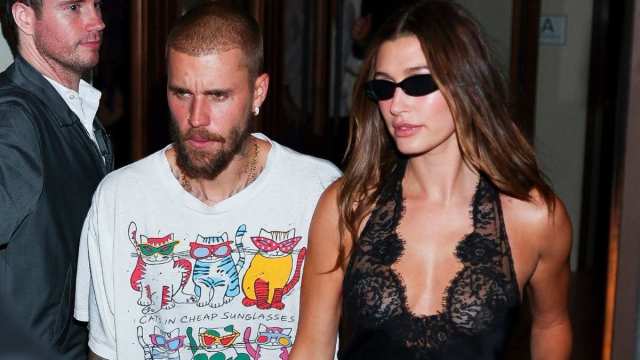 Justin Bieber abraçando Hailey Bieber lembra os fãs do casal do Coldplay