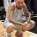 Justin Bieber mostra músculos e uma variedade de tatuagens na camisa SKYLRK durante um jogo de basquete – Star Magazine