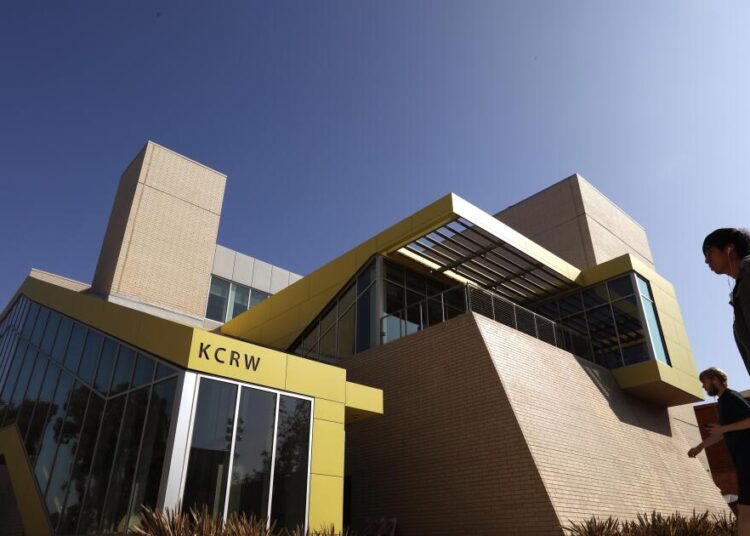 KCRW anuncia cortes de pessoal, incluindo vários DJs populares