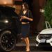 Kaia Gerber combina tendência de saia lápis com bolsa Chanel