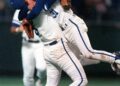 ARQUIVO - Nesta foto de arquivo de 27 de outubro de 1985, o arremessador do Kansas City Royals, Bret Saberhagen, à direita,...