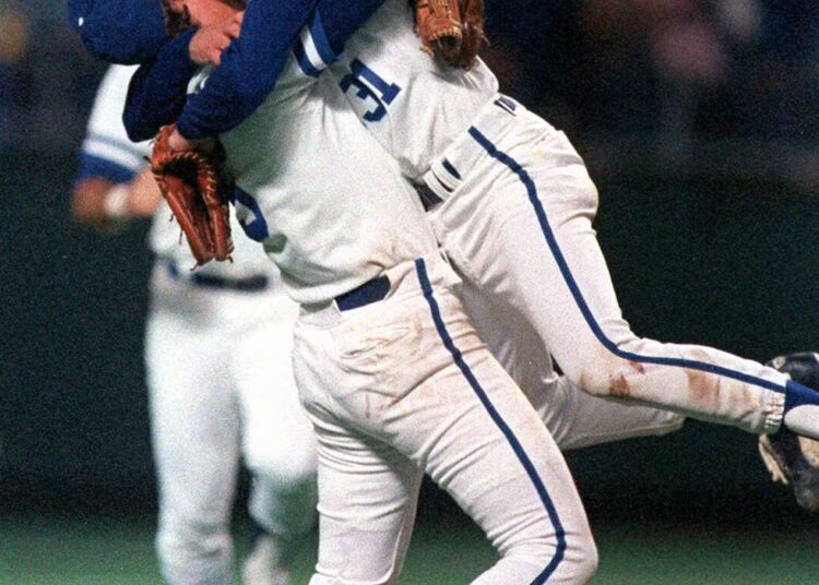 ARQUIVO - Nesta foto de arquivo de 27 de outubro de 1985, o arremessador do Kansas City Royals, Bret Saberhagen, à direita,...