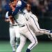 ARQUIVO - Nesta foto de arquivo de 27 de outubro de 1985, o arremessador do Kansas City Royals, Bret Saberhagen, à direita,...